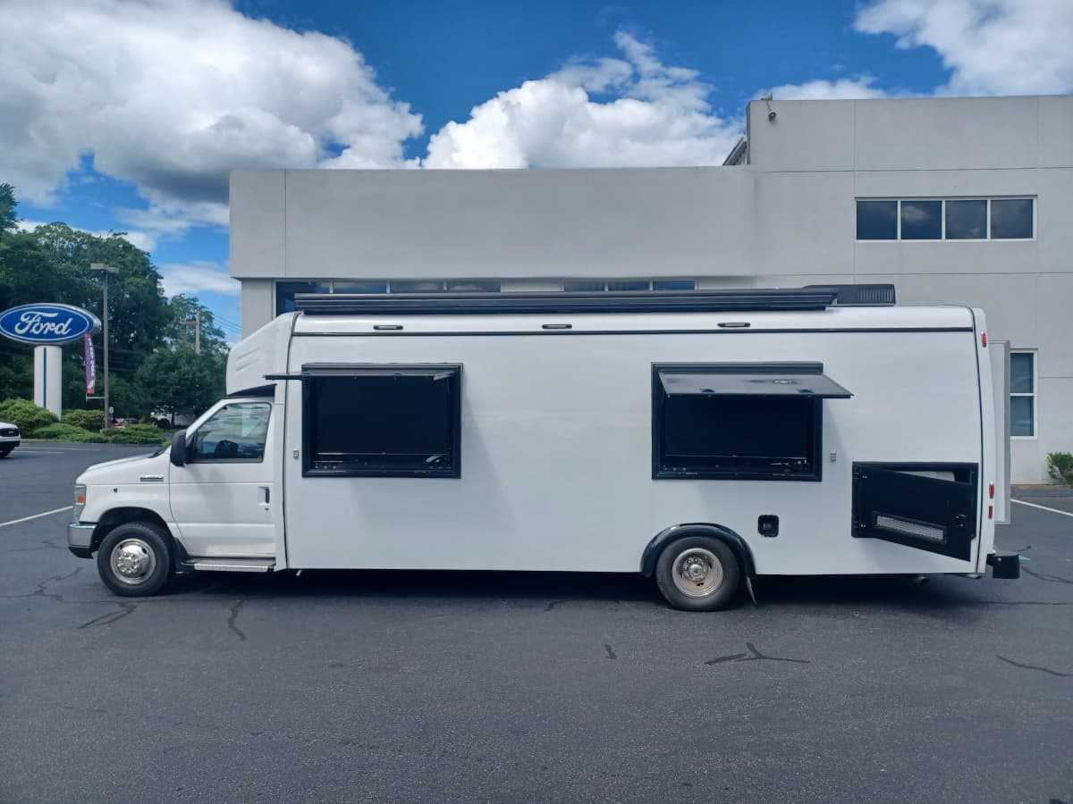 2016 Ford Econoline bus