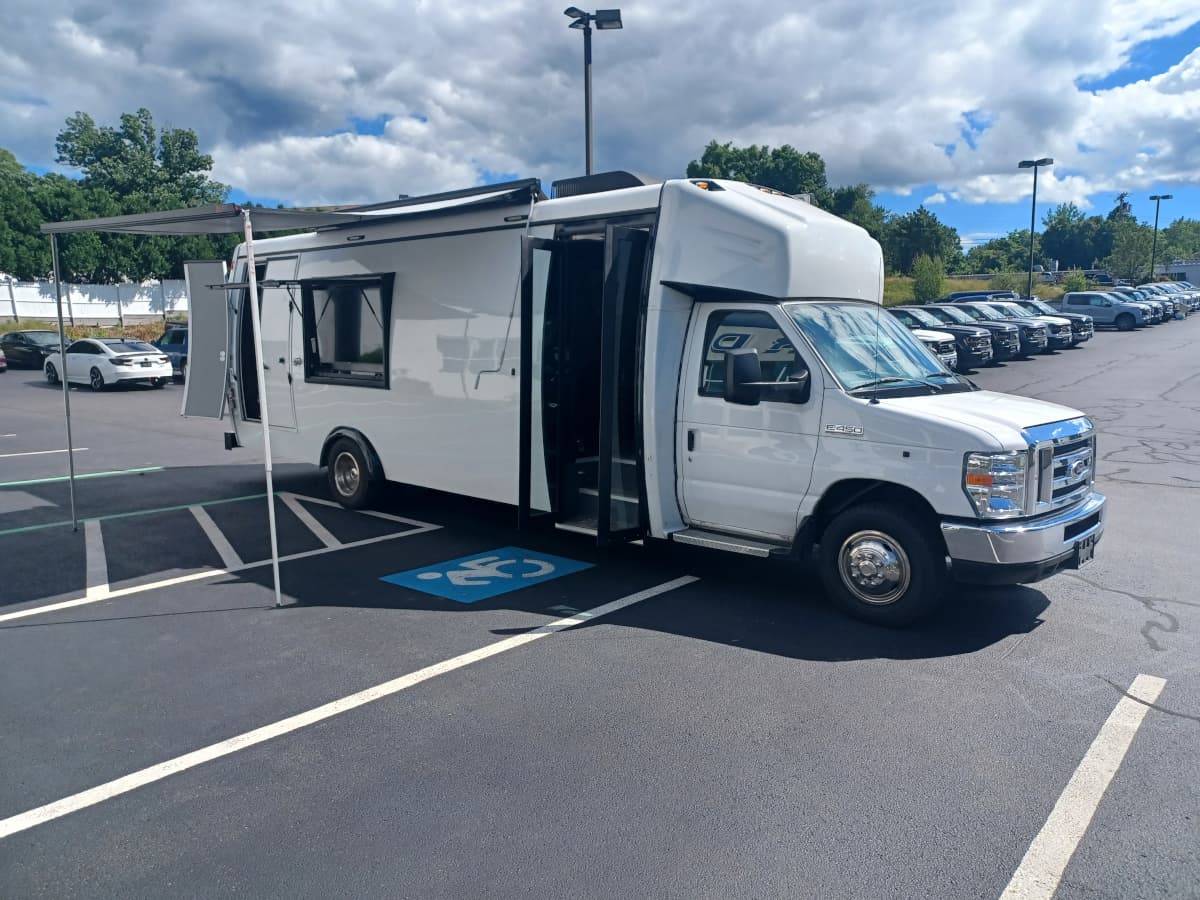 2016 Ford Econoline Cutaway Mini Bus - Image 7