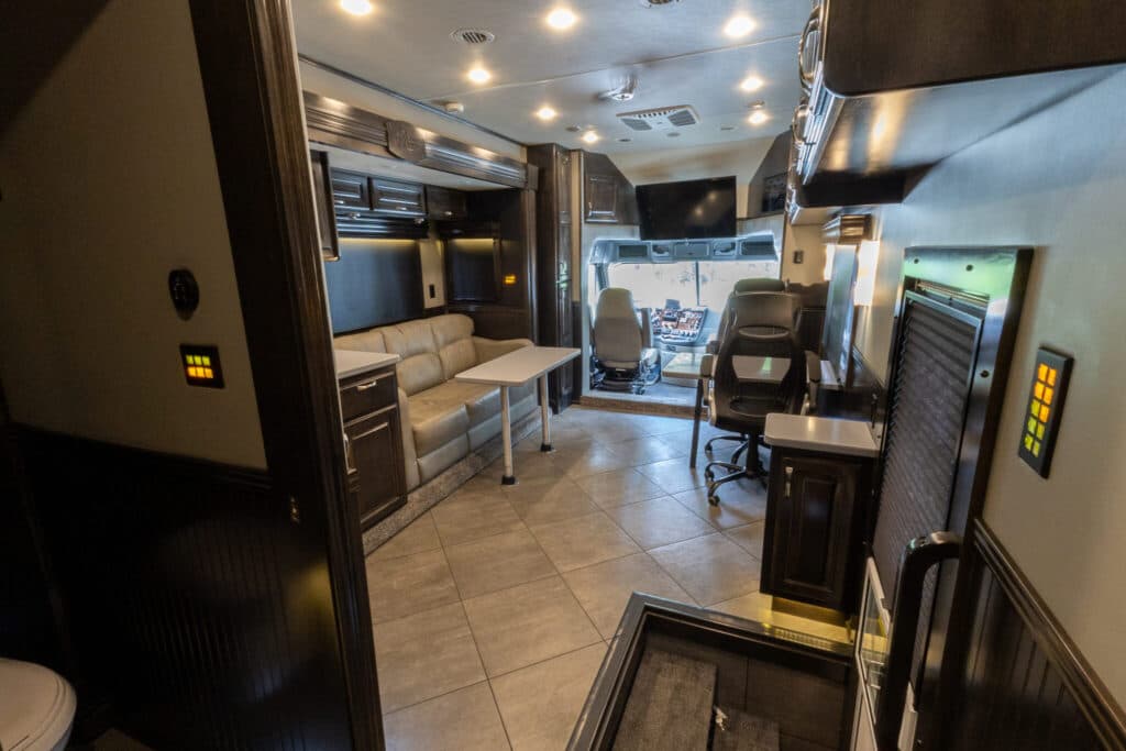  2020 Freightliner ShowHauler Cascadia Motorcoach - Image 10