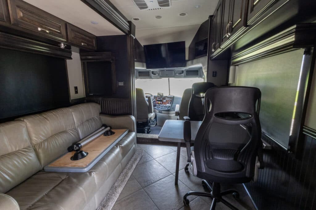  2020 Freightliner ShowHauler Cascadia Motorcoach - Image 11