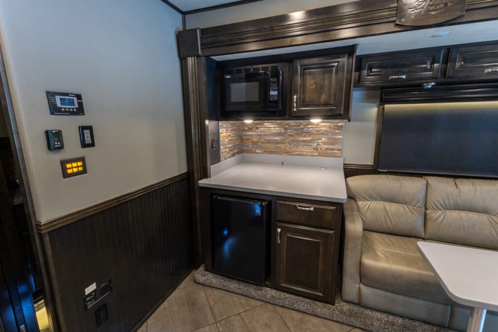  2020 Freightliner ShowHauler Cascadia Motorcoach - Image 13