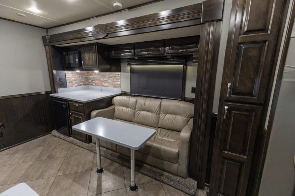  2020 Freightliner ShowHauler Cascadia Motorcoach - Image 14