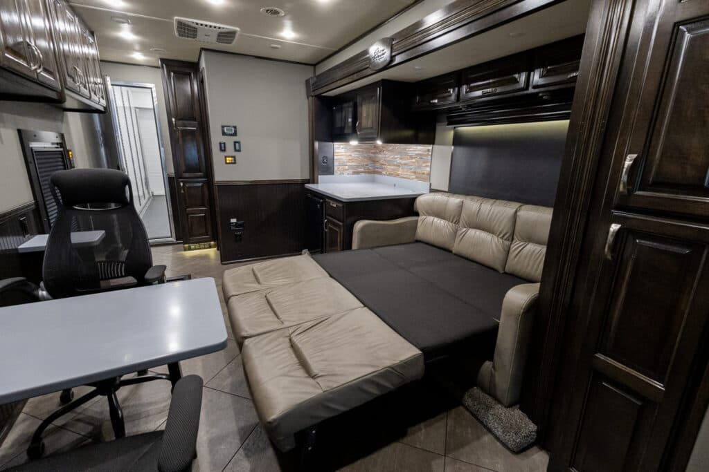  2020 Freightliner ShowHauler Cascadia Motorcoach - Image 15
