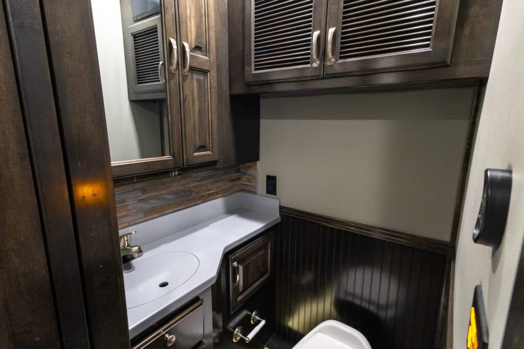  2020 Freightliner ShowHauler Cascadia Motorcoach - Image 17