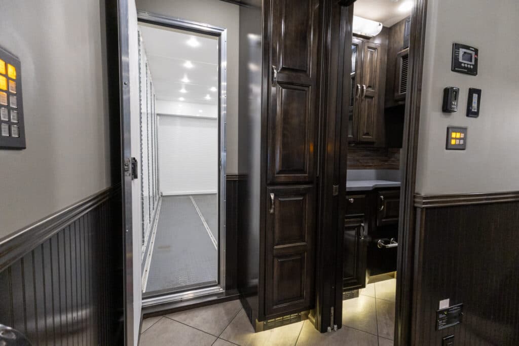  2020 Freightliner ShowHauler Cascadia Motorcoach - Image 18