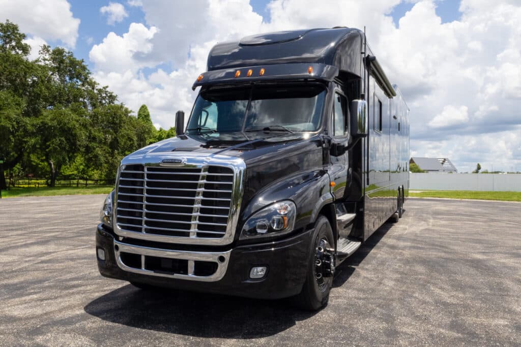  2020 Freightliner ShowHauler Cascadia Motorcoach - Image 2