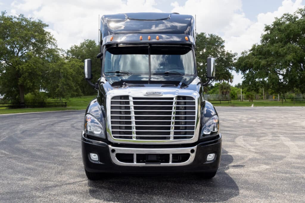  2020 Freightliner ShowHauler Cascadia Motorcoach - Image 3