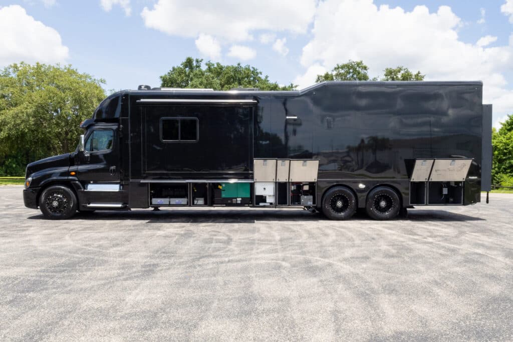  2020 Freightliner ShowHauler Cascadia Motorcoach - Image 4