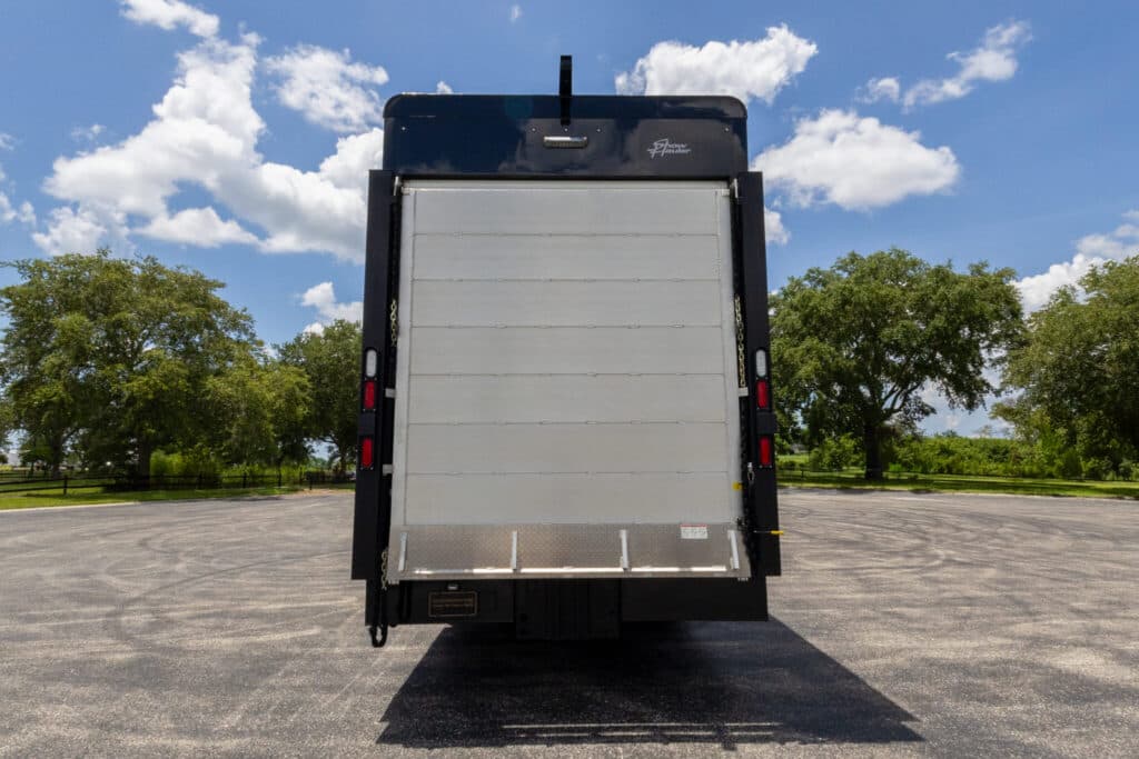  2020 Freightliner ShowHauler Cascadia Motorcoach - Image 8