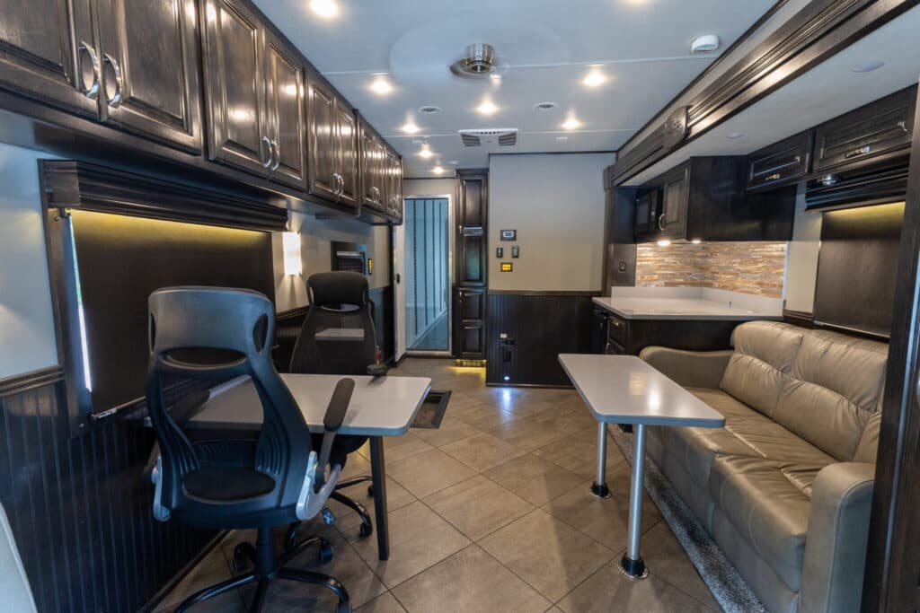  2020 Freightliner ShowHauler Cascadia Motorcoach - Image 9