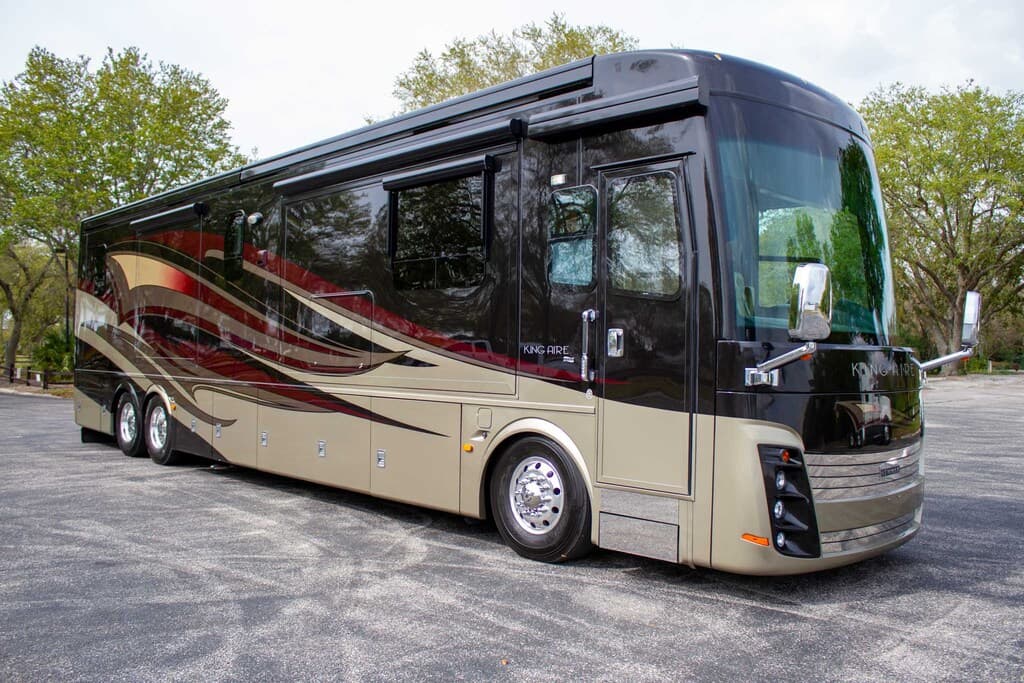 2013 Spartan Newmar bus