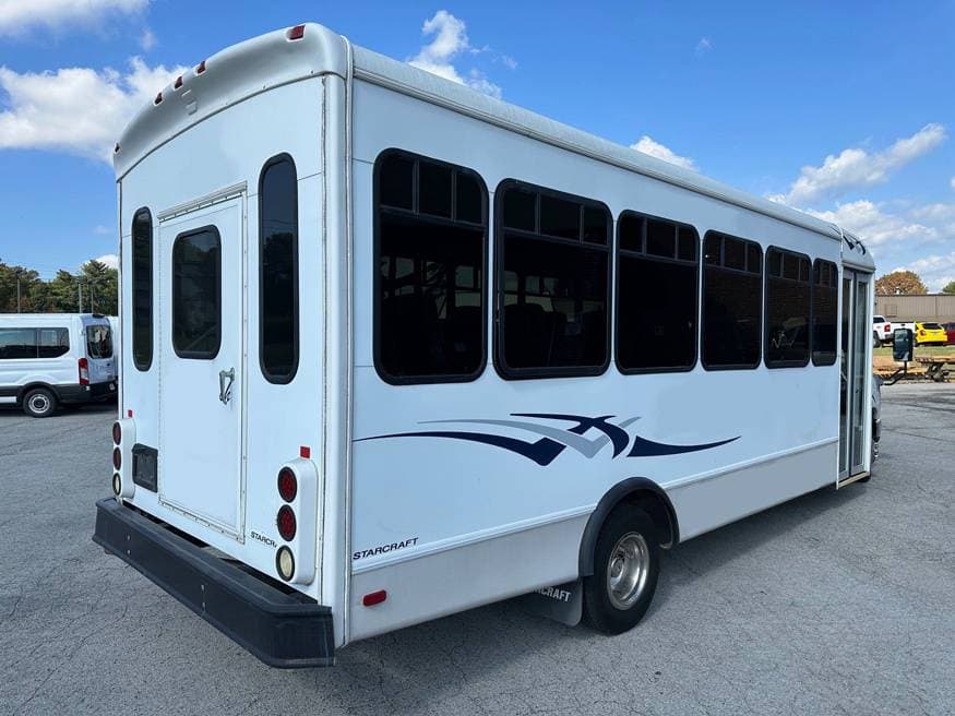 2008 Ford E450 Starcraft Allstar - Image 2