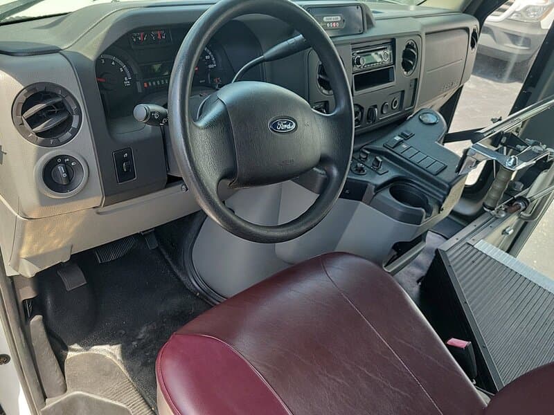 2015 Ford Econoline Superduty Shuttle Bus - Image 2