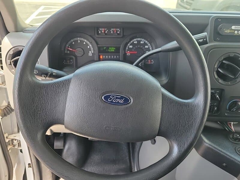 2015 Ford Econoline Superduty Shuttle Bus - Image 3