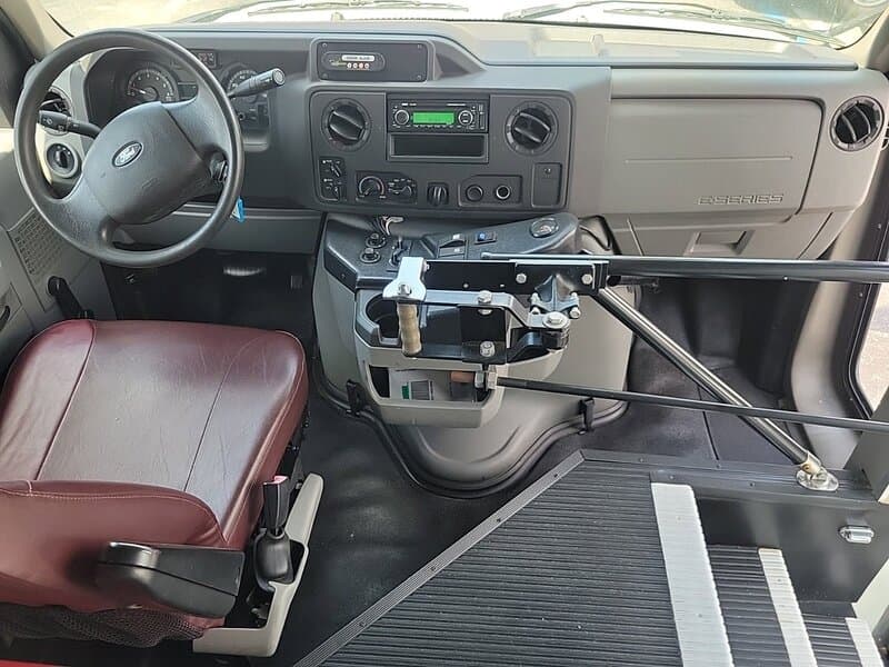 2015 Ford Econoline Superduty Shuttle Bus - Image 7