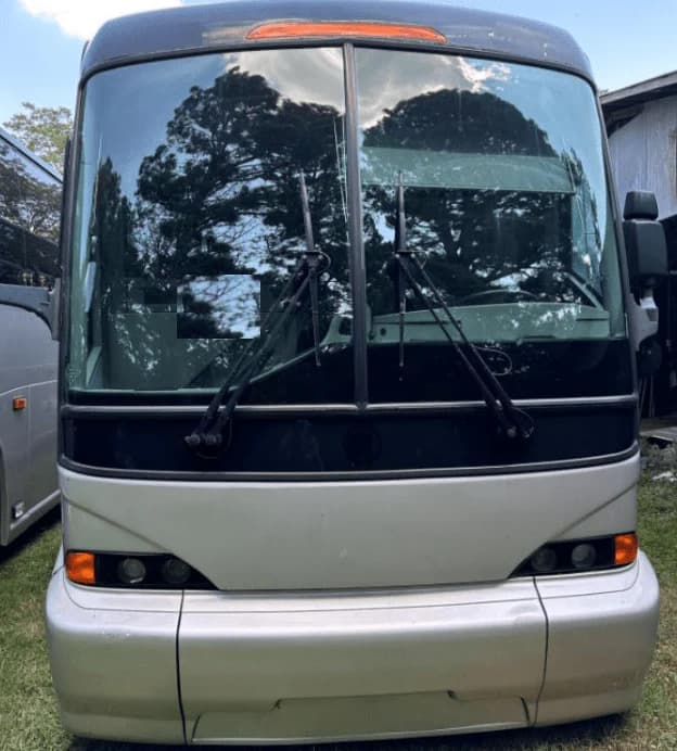 2011 MCI J4500 Coach Bus - Image 2