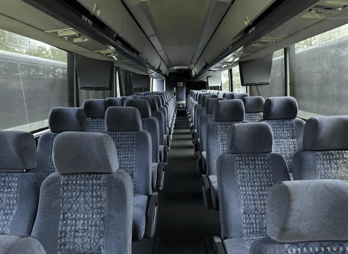 2011 MCI J4500 Coach Bus - Image 4