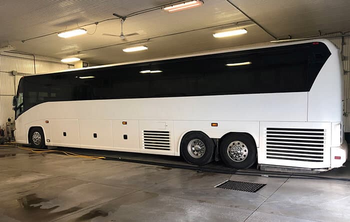2011 MCI J4500 Coach Bus - Image 2