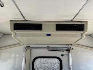 2008 Ford E450 Glaval Shuttle Bus - Image 12