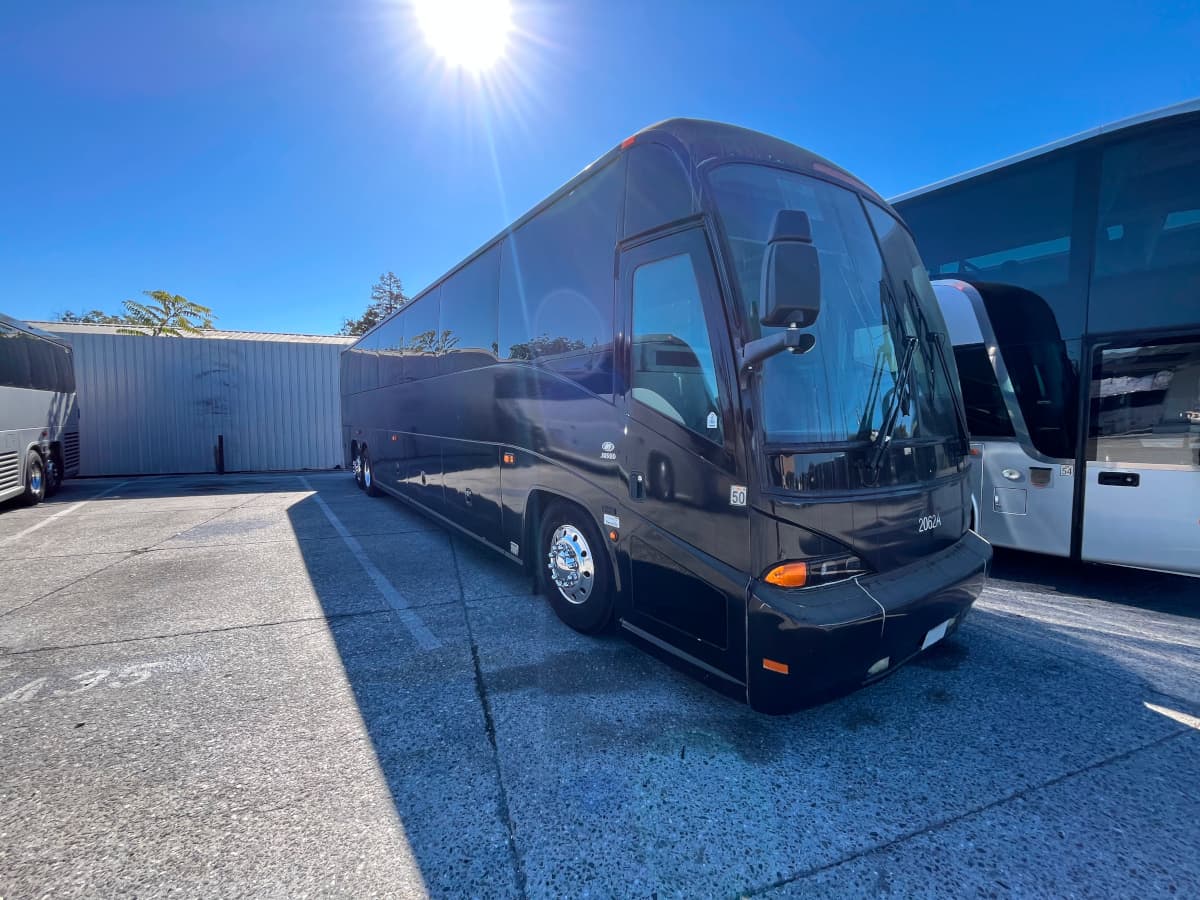 2012 MCI J4500 California Coach Bus - Image 2