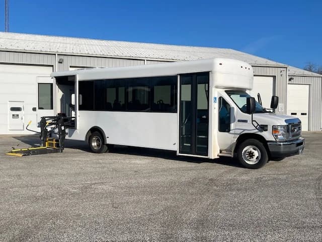 2016 Ford E450 ADA Shuttle Bus - Image 31