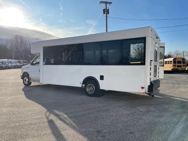2016 Ford E450 ADA Shuttle Bus - Image 33