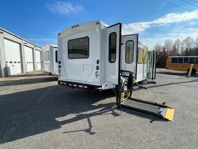 2018 Ford E450 ADA Shuttle Bus - Image 11
