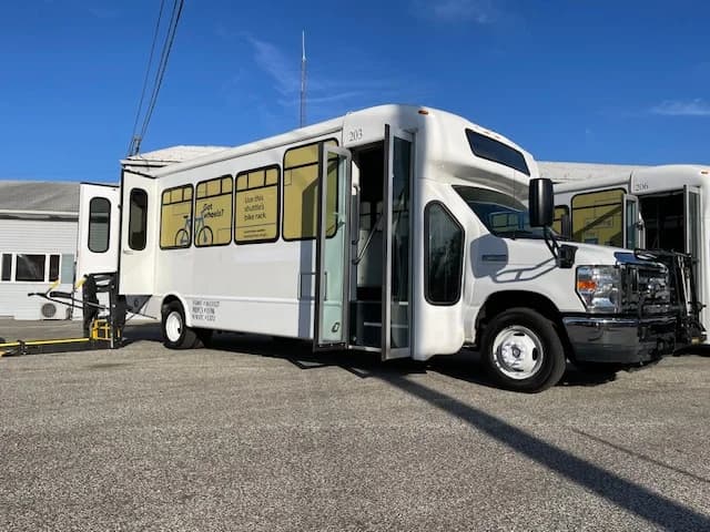 2018 Ford E450 ADA Shuttle Bus - Image 17