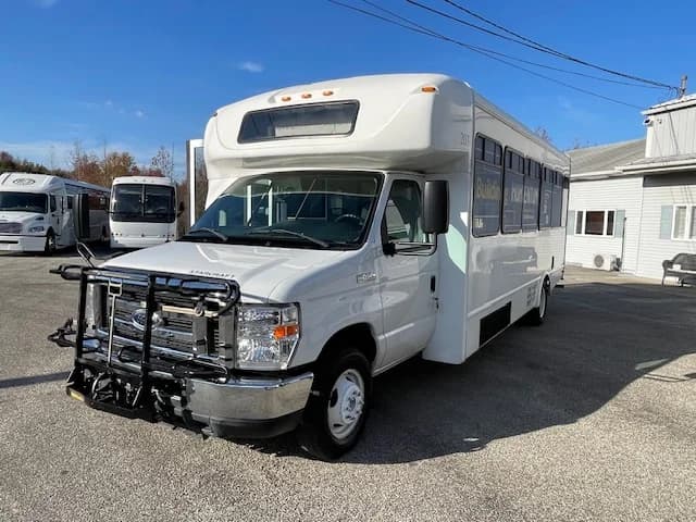 2018 Ford E450 ADA Shuttle Bus - Image 19