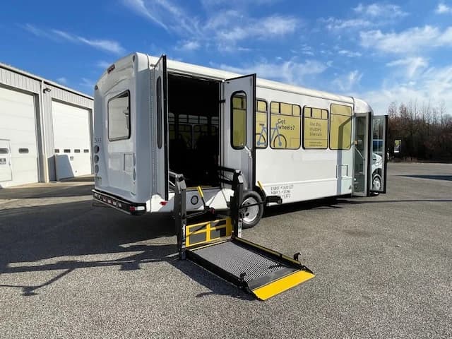 2018 Ford E450 ADA Shuttle Bus - Image 21