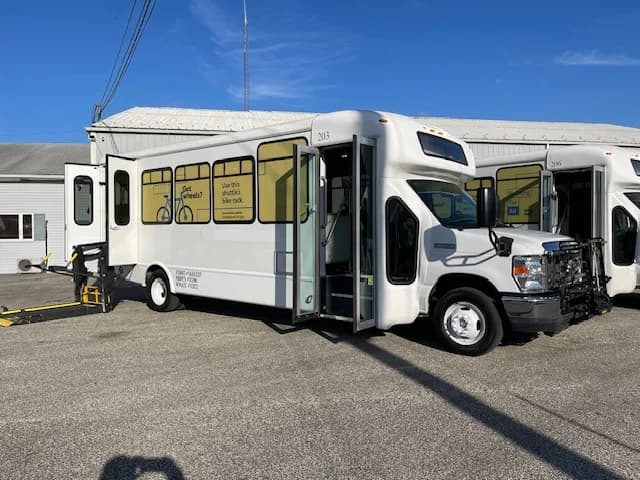 2018 Ford E450 ADA Shuttle Bus - Image 22
