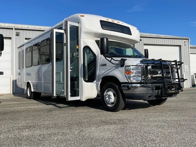 2018 Ford E450 ADA Shuttle Bus - Image 17