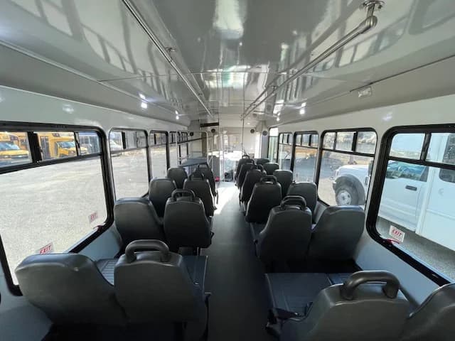 2018 Ford F550 ADA Shuttle Bus - Image 11