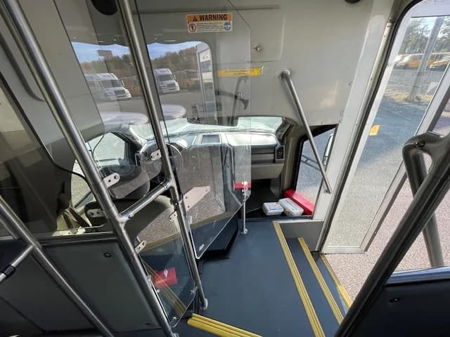 2018 Ford F550 ADA Shuttle Bus - Image 13
