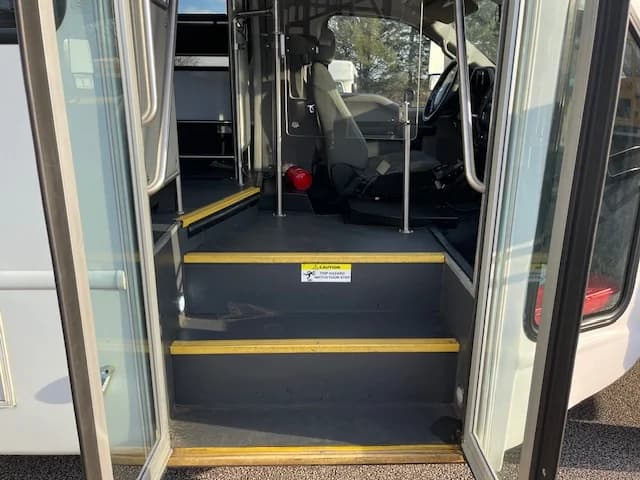 2018 Ford F550 ADA Shuttle Bus - Image 14