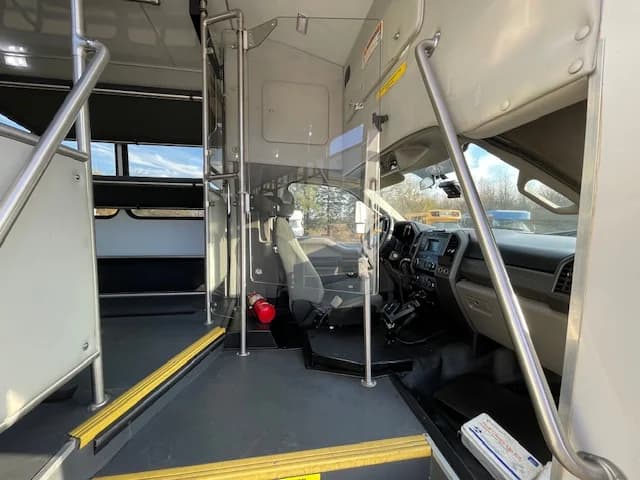 2018 Ford F550 ADA Shuttle Bus - Image 15