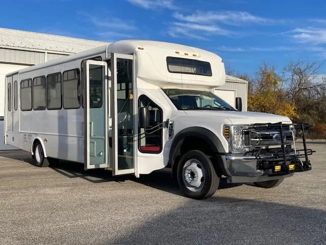 2018 Ford F550 ADA Shuttle Bus - Image 21