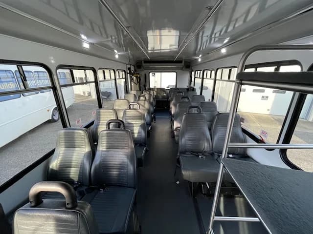 2018 Ford F550 ADA Shuttle Bus - Image 13