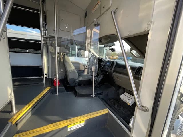 2018 Ford F550 ADA Shuttle Bus - Image 20