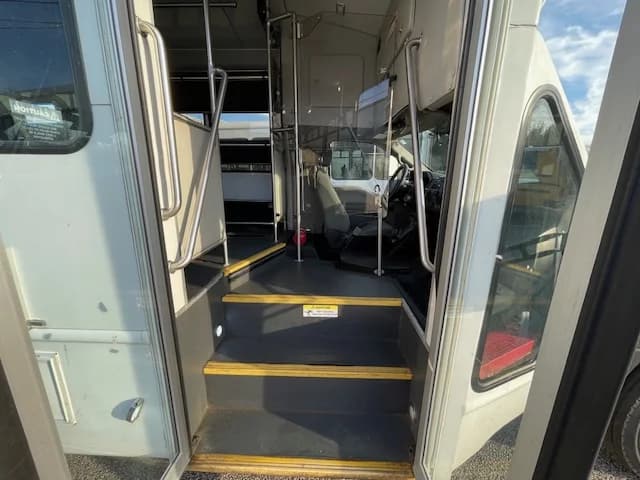 2018 Ford F550 ADA Shuttle Bus - Image 21