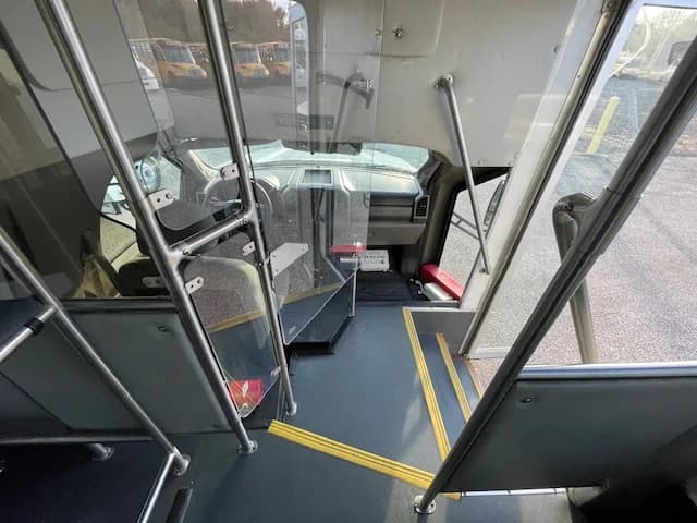 2018 Ford F550 ADA Shuttle Bus - Image 9