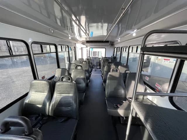 2018 Ford F550 Starcraft Shuttle Bus - Image 12