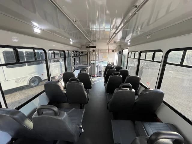 2018 Ford F550 Starcraft Shuttle Bus - Image 17