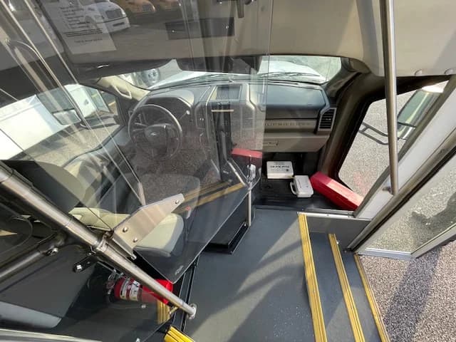 2018 Ford F550 Starcraft Shuttle Bus - Image 18