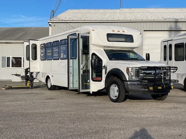 2018 Ford F550 Starcraft Shuttle Bus - Image 25