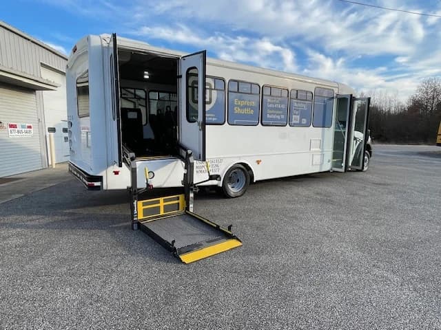 2018 Ford F550 Starcraft Shuttle Bus - Image 7