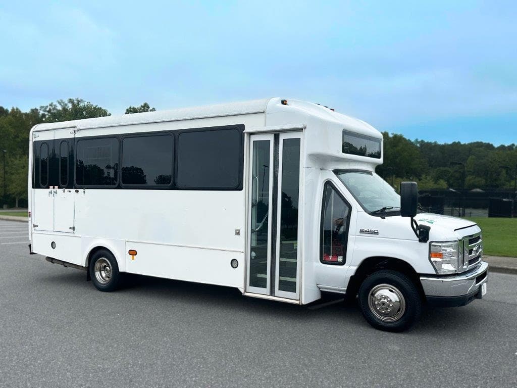2018 Glaval Universal Shuttle Bus - Image 1