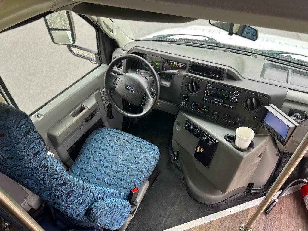 2018 Glaval Universal Shuttle Bus - Image 10