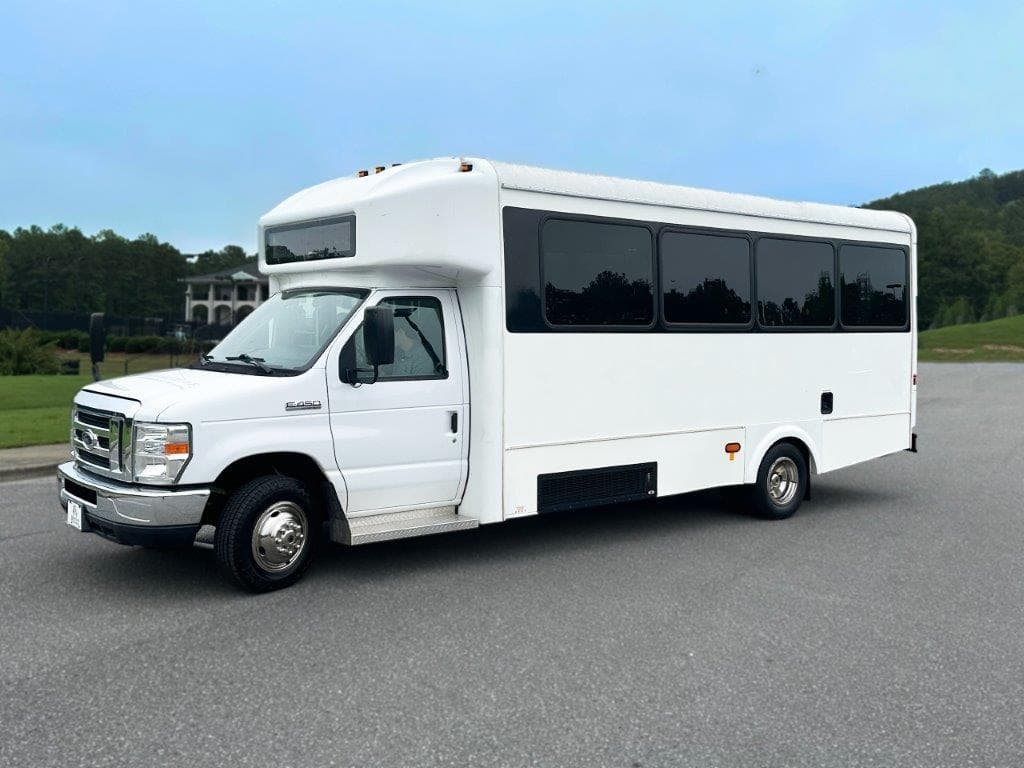 2018 Glaval Universal Shuttle Bus - Image 2