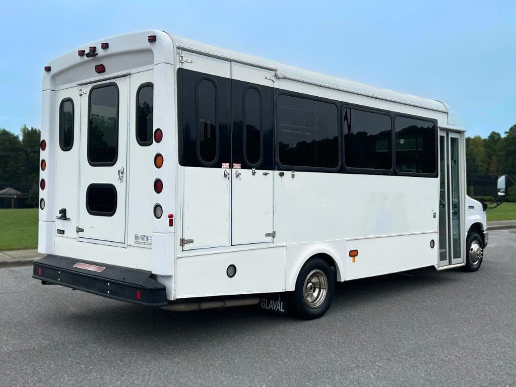 2018 Glaval Universal Shuttle Bus - Image 3